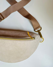 Lade das Bild in den Galerie-Viewer, Mia Bauchtasche Beige Wildleder Optik, Lederimitat, Gurtband Beige