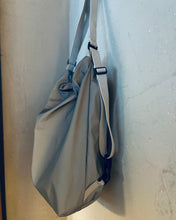 Lade das Bild in den Galerie-Viewer, *NEU* NADINE Rucksacktasche | reflektiert | minimalist
