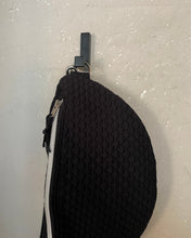 Lade das Bild in den Galerie-Viewer, SYLVIE Bauchtasche 3D-Rautenmuster Schwarz Quilted, Silberfarben, Gurtband Schwarz