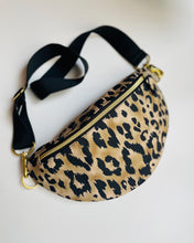 Lade das Bild in den Galerie-Viewer, *NEW* ARIANE BUMBAG