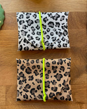 Lade das Bild in den Galerie-Viewer, Mini Geldbeutel Leomuster Weiß & Braun kompakt, Gummi Neongelb