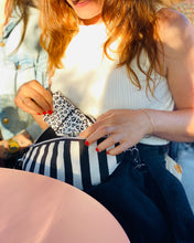 Lade das Bild in den Galerie-Viewer, EMMA Brillenetui mit weißem Leomuster aus veganem Lederimitat