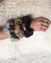 Lade das Bild in den Galerie-Viewer, HANNAH Scrunchie – Handmade Haargummi aus edlem Samt Breitcord!, Dunckellila