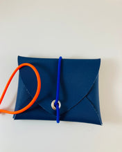 Lade das Bild in den Galerie-Viewer, Mini Geldbeutel Dunkelblau, minimalistisch, Gummiband Neonorange