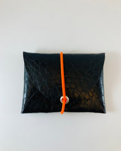 Lade das Bild in den Galerie-Viewer, Helmi Mini Geldbeutel, Schwarz, Schlangenoptik, minimalistisch, Gummiband Neonorange