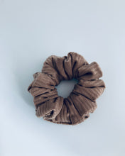 Lade das Bild in den Galerie-Viewer, Vroni Scrunchie, handmade, Cord samt, beige, Haselnuss