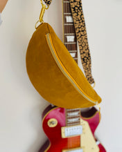 Lade das Bild in den Galerie-Viewer, IRINA BAUCHTASCHE - Curry