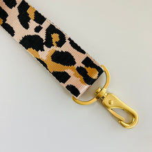 Lade das Bild in den Galerie-Viewer, Rosa - Leomuster