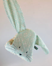 Lade das Bild in den Galerie-Viewer, Kirschkernkissen Hase, Teddystoff, warm, kalt, Mint Muster