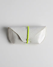 Lade das Bild in den Galerie-Viewer, Glitzer Brillenetui mit funkelndem Effekt aus veganem Lederimitat