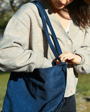 Lade das Bild in den Galerie-Viewer, ANNEROSE Cord-Tasche in Dunkelblau als Schultertasche getragen
