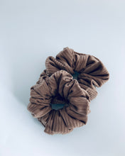 Lade das Bild in den Galerie-Viewer, Vroni Scrunchie, handmade, Cord samt, beige, Haselnuss