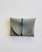 Lade das Bild in den Galerie-Viewer, Mini Geldbeutel Hellgrau, Minimalistisch, Gummiband Blau