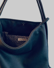 Lade das Bild in den Galerie-Viewer, MAREIKE 3-in-1 Rucksacktasche aus schwarzem Lederimitat mit verstellbaren Gurten