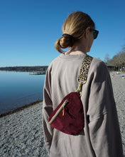 Lade das Bild in den Galerie-Viewer, CATHRIN Bauchtasche Feincord Bordeaux Dead Stock limitierte Edition, Gurt Leopard