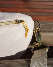 Lade das Bild in den Galerie-Viewer, Mia Bauchtasche Beige Wildleder Optik, Lederimitat, Gurt gold Glitzer