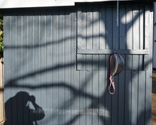 Lade das Bild in den Galerie-Viewer, ELFI Bauchtasche Silber wetterfest mit Gurt Rosa, handmade limitiert