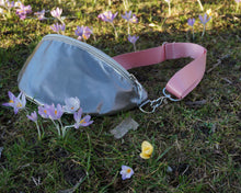 Lade das Bild in den Galerie-Viewer, ELFI Bauchtasche Silber wetterfest mit Gurt Rosa, handmade limitiert