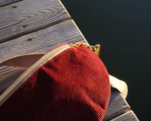 Lade das Bild in den Galerie-Viewer, CATHRIN Bauchtasche Feincord Bordeaux Dead Stock limitierte Edition, Gurt Beige