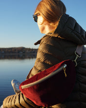 Lade das Bild in den Galerie-Viewer, CATHRIN Bauchtasche Feincord Bordeaux Dead Stock limitierte Edition, Gurt Beige