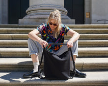Lade das Bild in den Galerie-Viewer, SYLVIE 3-in-1 Rucksacktasche schwarz mit 3D-Rautenmuster Quilted-Optik