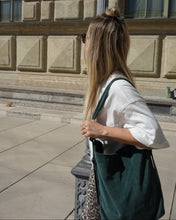 Lade das Bild in den Galerie-Viewer, INA 3-in-1 Rucksacktasche aus flaschengrünem Cord mit verstellbaren Gurten