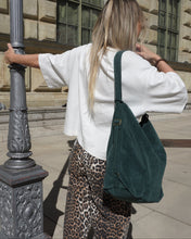 Lade das Bild in den Galerie-Viewer, INA 3-in-1 Rucksacktasche aus flaschengrünem Cord mit verstellbaren Gurten