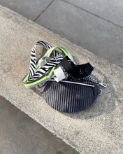 Lade das Bild in den Galerie-Viewer, VIKTORIA Bauchtasche samtweicher Breit-Cord Grau 10mm mit Silberakzenten handmade