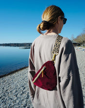Lade das Bild in den Galerie-Viewer, *NEU* CATHRIN Bauchtasche – Feincord Bordeaux
