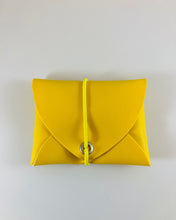 Lade das Bild in den Galerie-Viewer, Mini Geldbeutel, Sonnengelb, Gelb, gummiertes Lederimitat, Gummiband Gelb