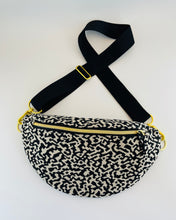 Lade das Bild in den Galerie-Viewer, TRAUDL Bauchtasche Jacquard abstraktes Leopardenmuster Schwarz-Creme handmade