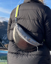 Lade das Bild in den Galerie-Viewer, ELFI Bauchtasche Silber wetterfest mit reflektierendem Gurt handmade limitiert