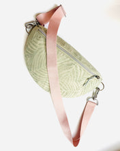 Lade das Bild in den Galerie-Viewer, TINA Bauchtasche Jacquard Blätter-Muster Mint-Beige handmade, Gurt Zartrosa