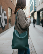 Lade das Bild in den Galerie-Viewer, MAREIKE 3-in-1 Rucksacktasche aus schwarzem Lederimitat mit verstellbaren Gurten