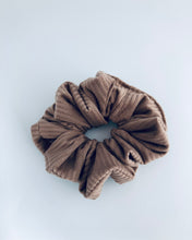 Lade das Bild in den Galerie-Viewer, Vroni Scrunchie, handmade, Cord samt, beige, Haselnuss