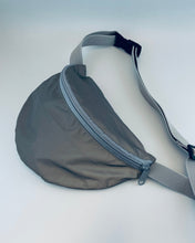 Lade das Bild in den Galerie-Viewer, NISE Bauchtasche MINI reflektierender Stoff Grau wasserabweisend handmade