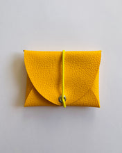 Lade das Bild in den Galerie-Viewer, Mini Geldbeutel Sonnengelb, minimalistisch, Mix & Match, Gummiband Gelb