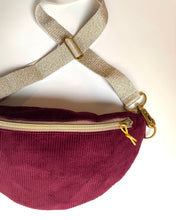 Lade das Bild in den Galerie-Viewer, CATHRIN Bauchtasche Feincord Bordeaux Dead Stock limitierte Edition, Gurtband Goldglitzer