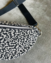 Lade das Bild in den Galerie-Viewer, TRAUDL Bauchtasche Jacquard abstraktes Leopardenmuster Schwarz-Creme handmade, silberfarben