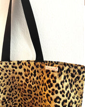 Lade das Bild in den Galerie-Viewer, ANNA Shopper Large mit braunem Leopardenmuster aus Jacquard Gobelin