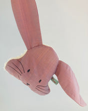 Lade das Bild in den Galerie-Viewer, Kirschkernkissen Hase, Teddystoff, warm, kalt, Altrosa, Rosa