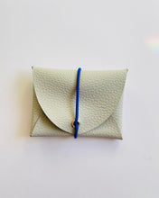 Lade das Bild in den Galerie-Viewer, Mini Geldbeutel, Minimalistisch, Creme, Gummiband Blau, Vegan, Kunstleder