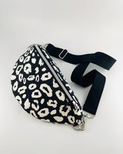 Lade das Bild in den Galerie-Viewer, ELA Bauchtasche Schwarz-Weiß Leopardenmuster Jacquard handmade