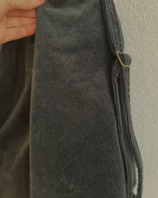 Lade das Bild in den Galerie-Viewer, INGE 3-in-1 Rucksacktasche aus dunkelgrün-schwarzem Feincord mit verstellbaren Gurten