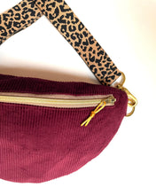 Lade das Bild in den Galerie-Viewer, CATHRIN Bauchtasche Feincord Bordeaux Dead Stock limitierte Edition, Gurt Leopard