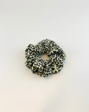 Lade das Bild in den Galerie-Viewer, Kathl Scrunchie, handmade, Leomuster, Grösse M