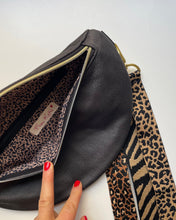 Lade das Bild in den Galerie-Viewer, MAREIKE Bauchtasche Lederimitat Grauschwarz Silber und Gold Akzente