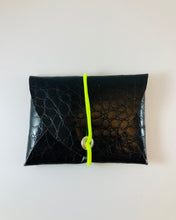 Lade das Bild in den Galerie-Viewer, Helmi Mini Geldbeutel, Schwarz, Schlangenoptik, minimalistisch, Gummiband Neongelb