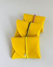 Lade das Bild in den Galerie-Viewer, Mini Geldbeutel, Sonnengelb, Gelb, gummiertes Lederimitat, Gummiband Gelb