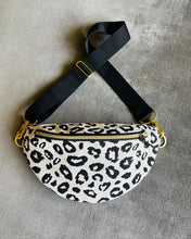 Lade das Bild in den Galerie-Viewer, ELA Bauchtasche Schwarz-Weiß Leopardenmuster Jacquard handmade
